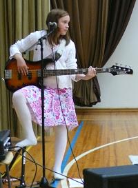 Bassokitara kokeiltavana