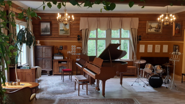 Opetustilan salissa on flyygeli ja piano