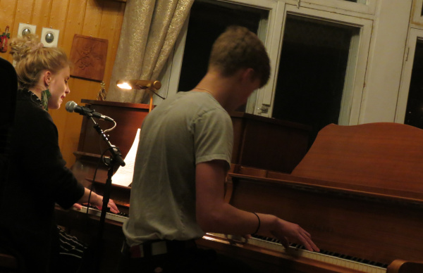 Yhteissoittoa kahdella pianolla